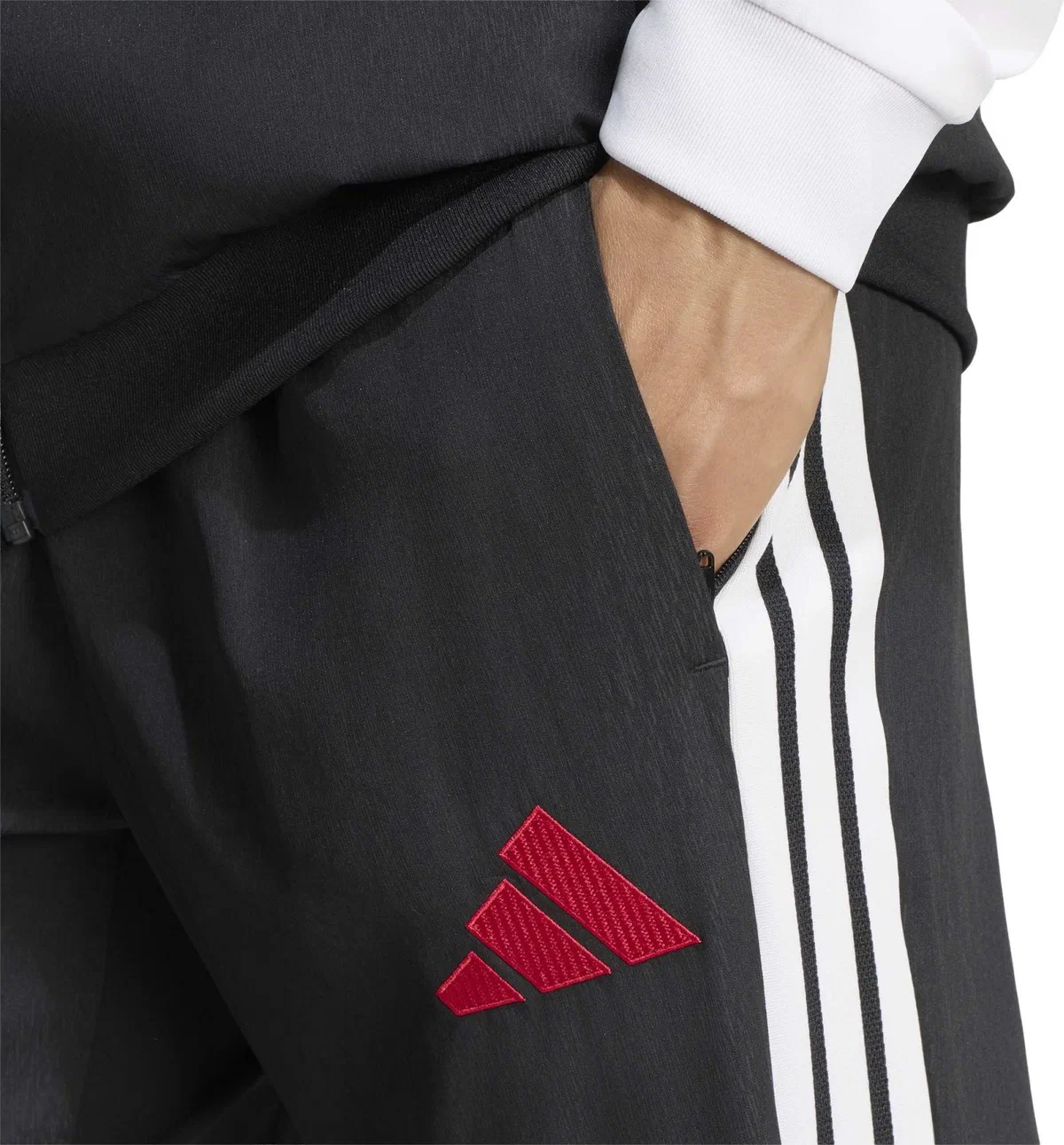 Détail du pantalon tissé adidas Liverpool : trois bandes blanches et logo rouge
