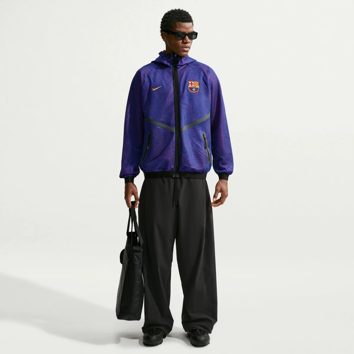 Veste Anthem FC Barcelone bleu violet en mesh portée avec un pantalon noir large