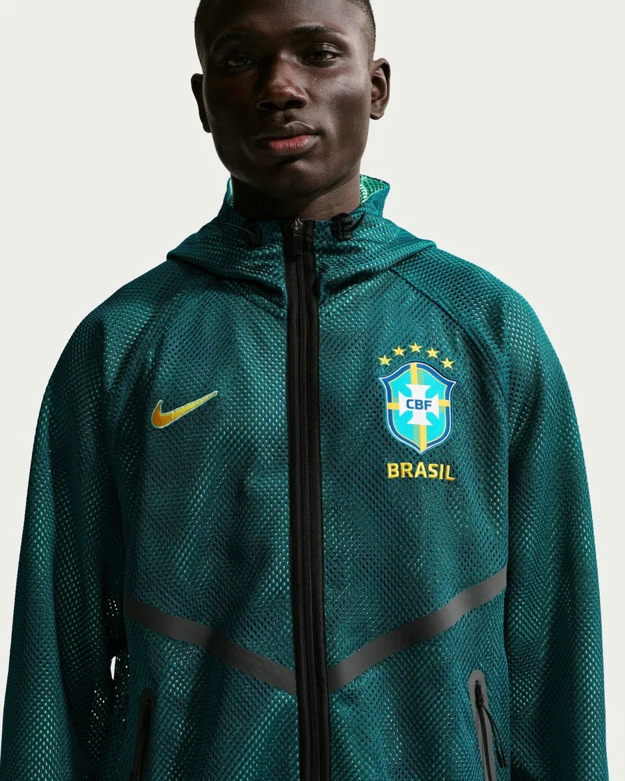 Veste Anthem Brésil verte en mesh portée, swoosh doré et écusson CBF