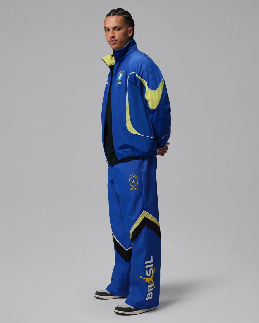 Pantalon lifestyle Brésil Jordan bleu roi, large, à chevrons noir et jaune, porté