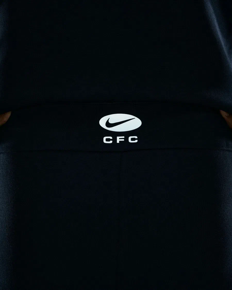 Ceinture du pantalon Tech Fleece Chelsea vue de dos, swoosh et lettres CFC blancs
