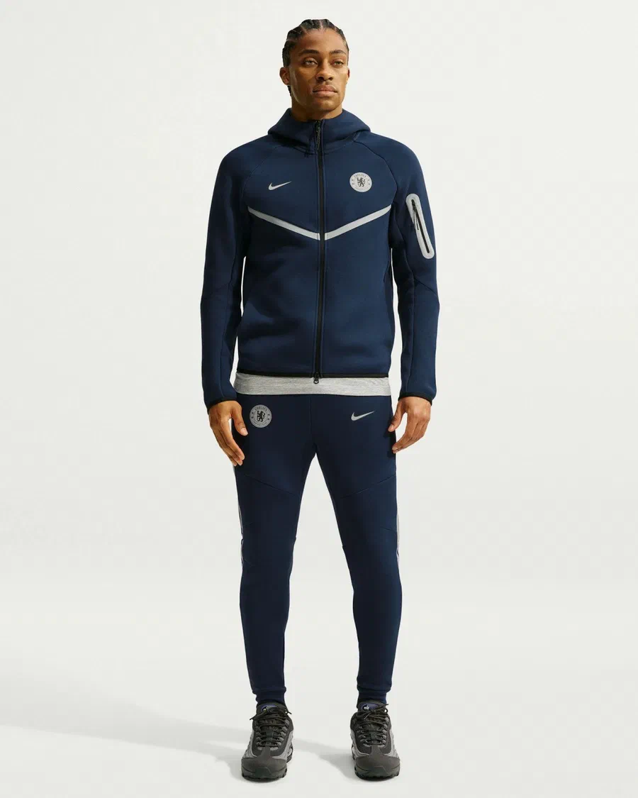 Ensemble Tech Fleece Chelsea bleu marine à bande grise porté avec des baskets