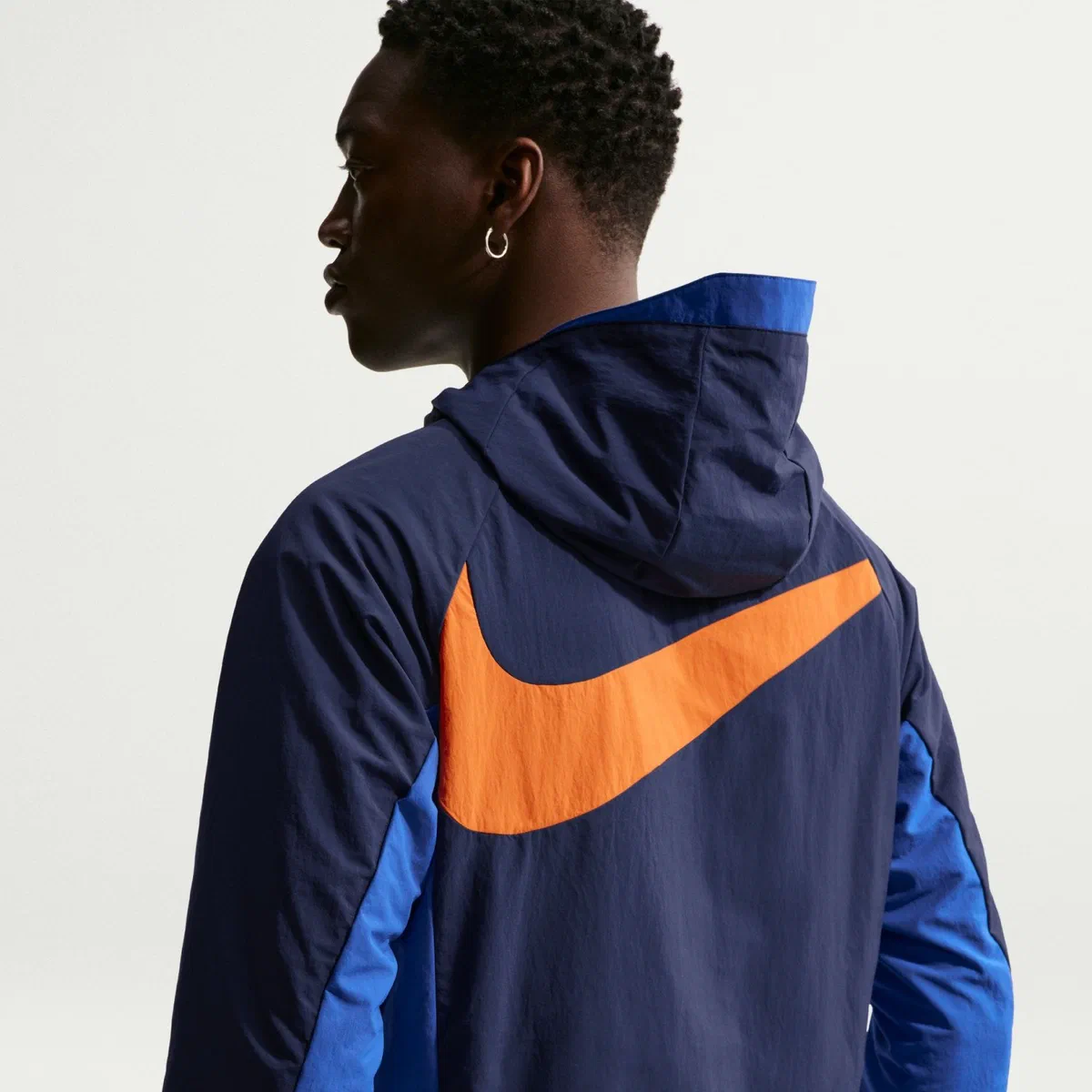 Coupe-vent équipe de France bleu nuit vu de dos, grand swoosh orange cuivré