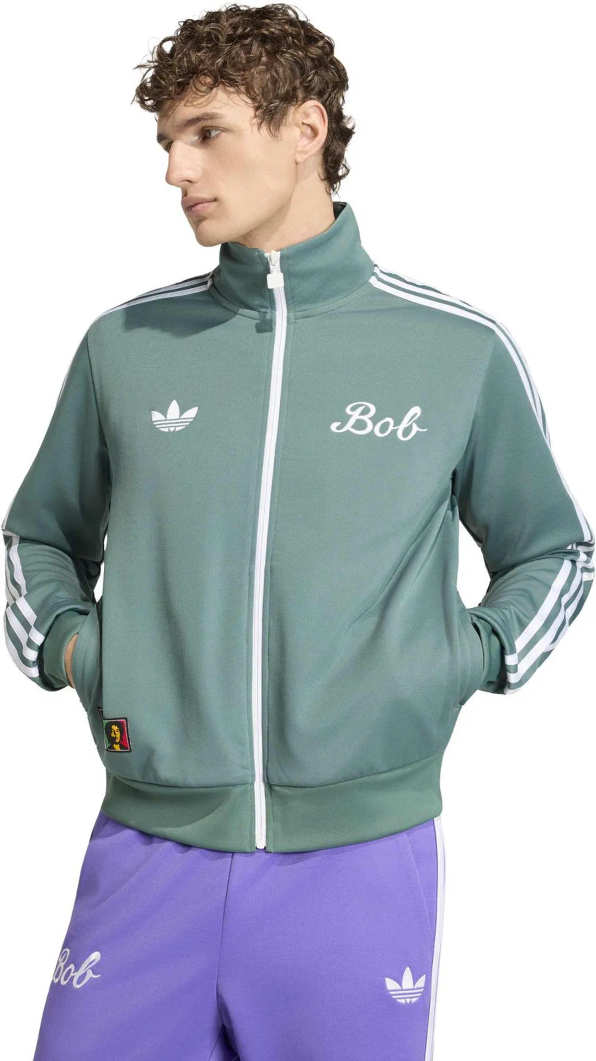Veste Bob Marley Originals vert émeraude portée avec le pantalon violet assorti, jambe évasée