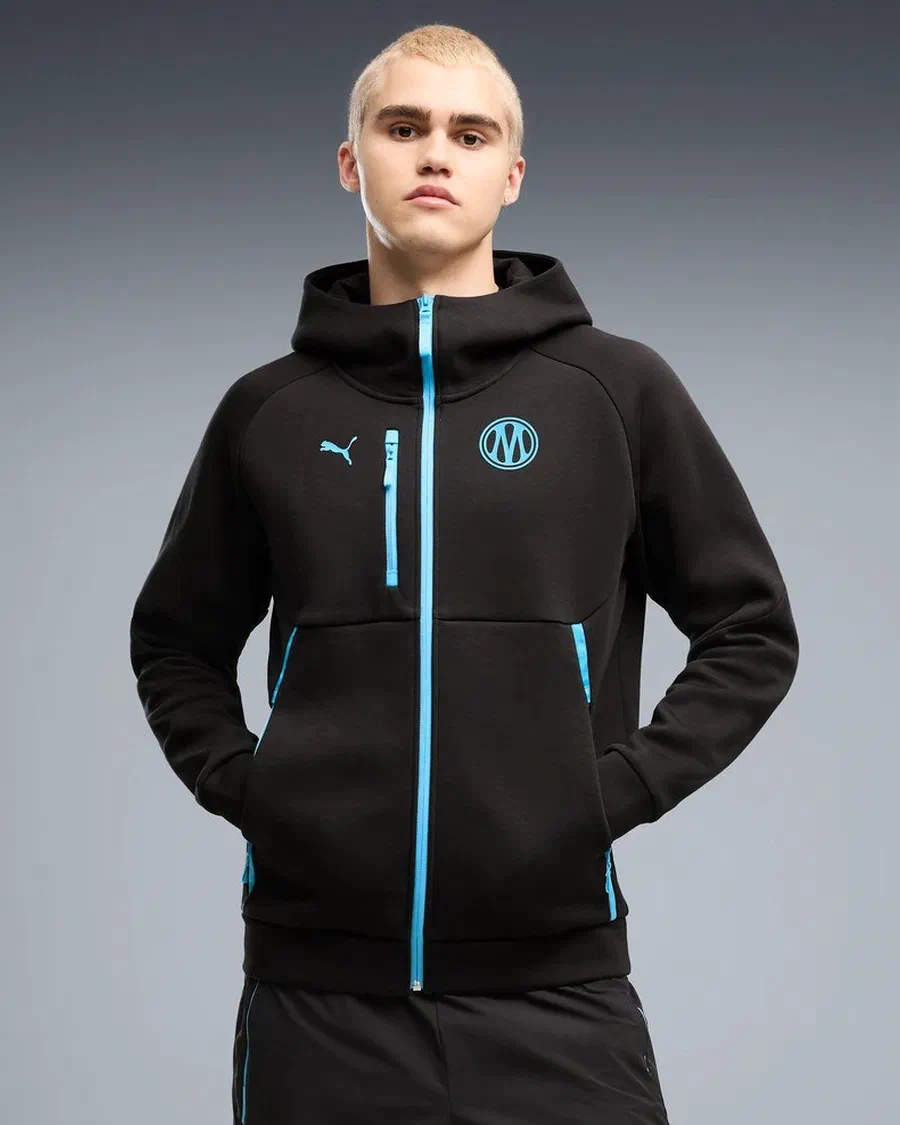 Veste à capuche PUMATECH OM noire avec zips bleu ciel, portée