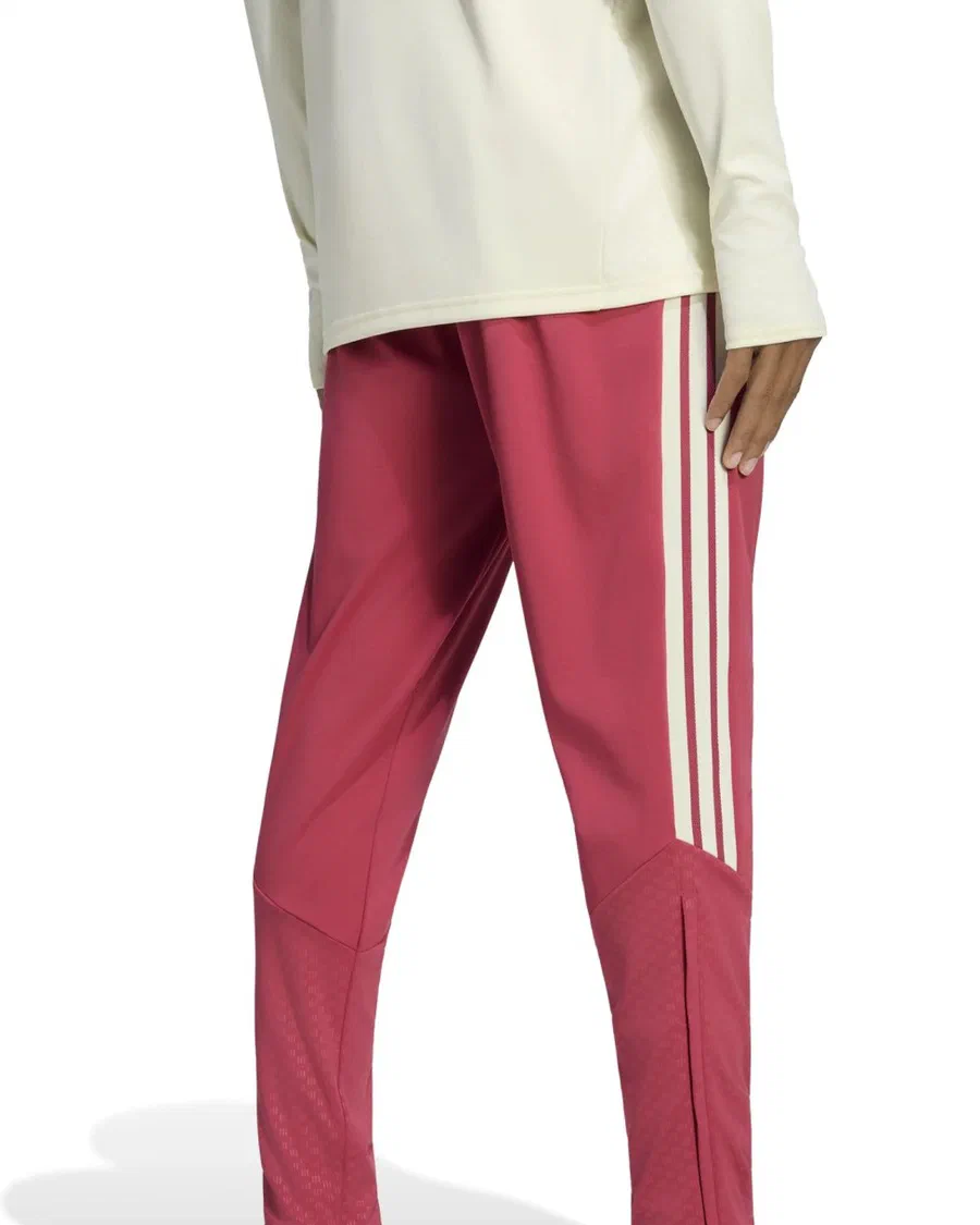 Pantalon Real Madrid framboise à bandes ivoire porté avec des baskets blanches
