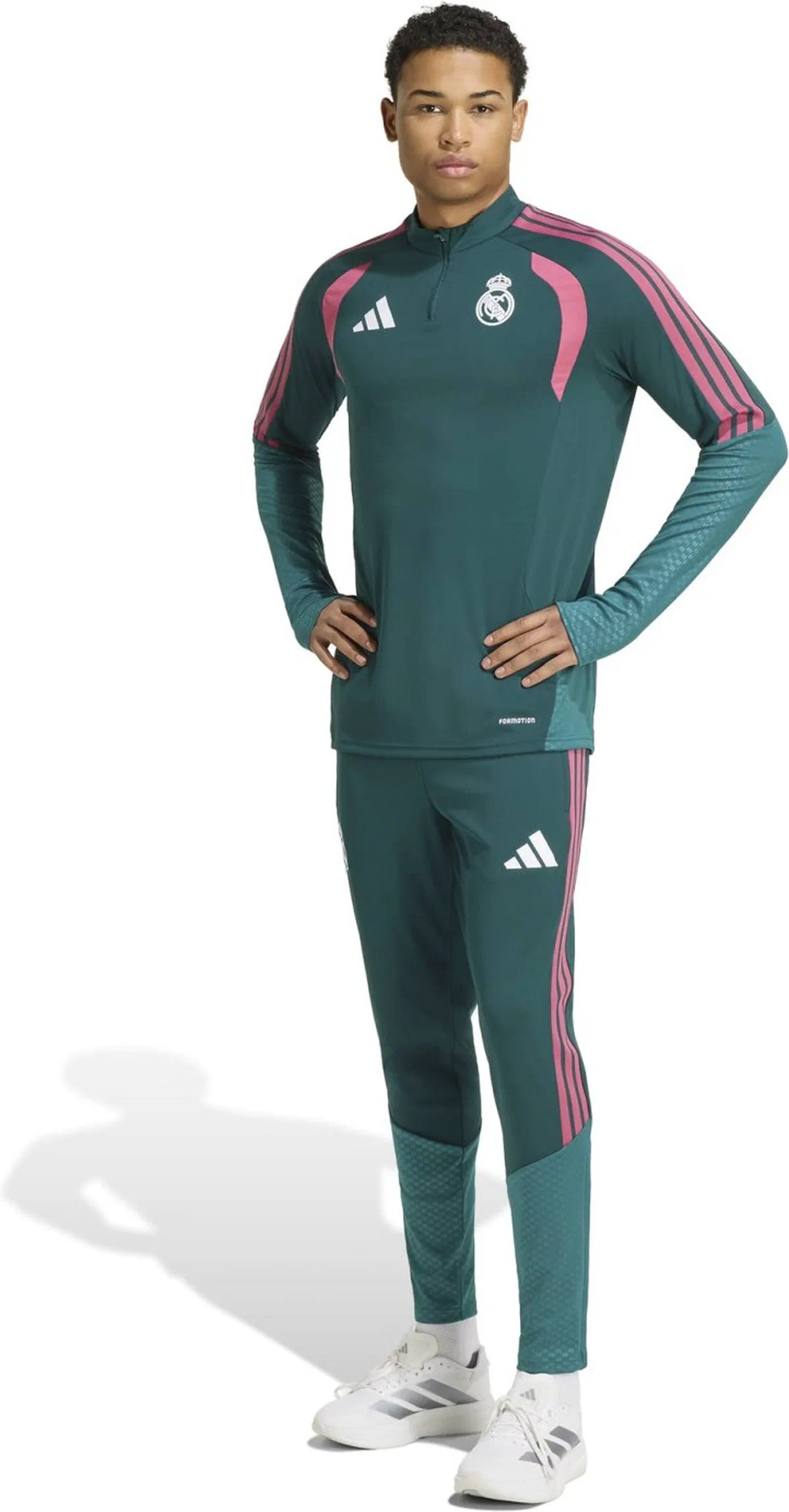 Haut d’entraînement et pantalon Real Madrid 2026/27 verts à bandes roses portés en tenue complète