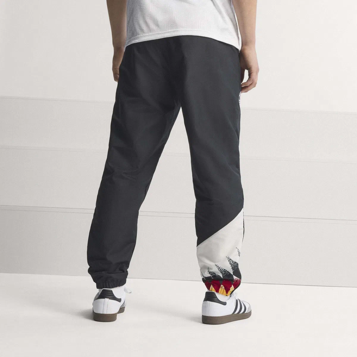 Pantalon noir Rétro 94 de l’Allemagne de dos, motif sur le bas de jambe