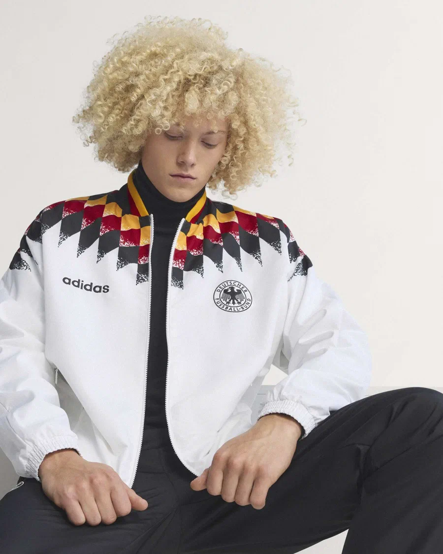 Mannequin assis en veste blanche à motif noir, rouge et or de la ligne Rétro 94 de l'Allemagne