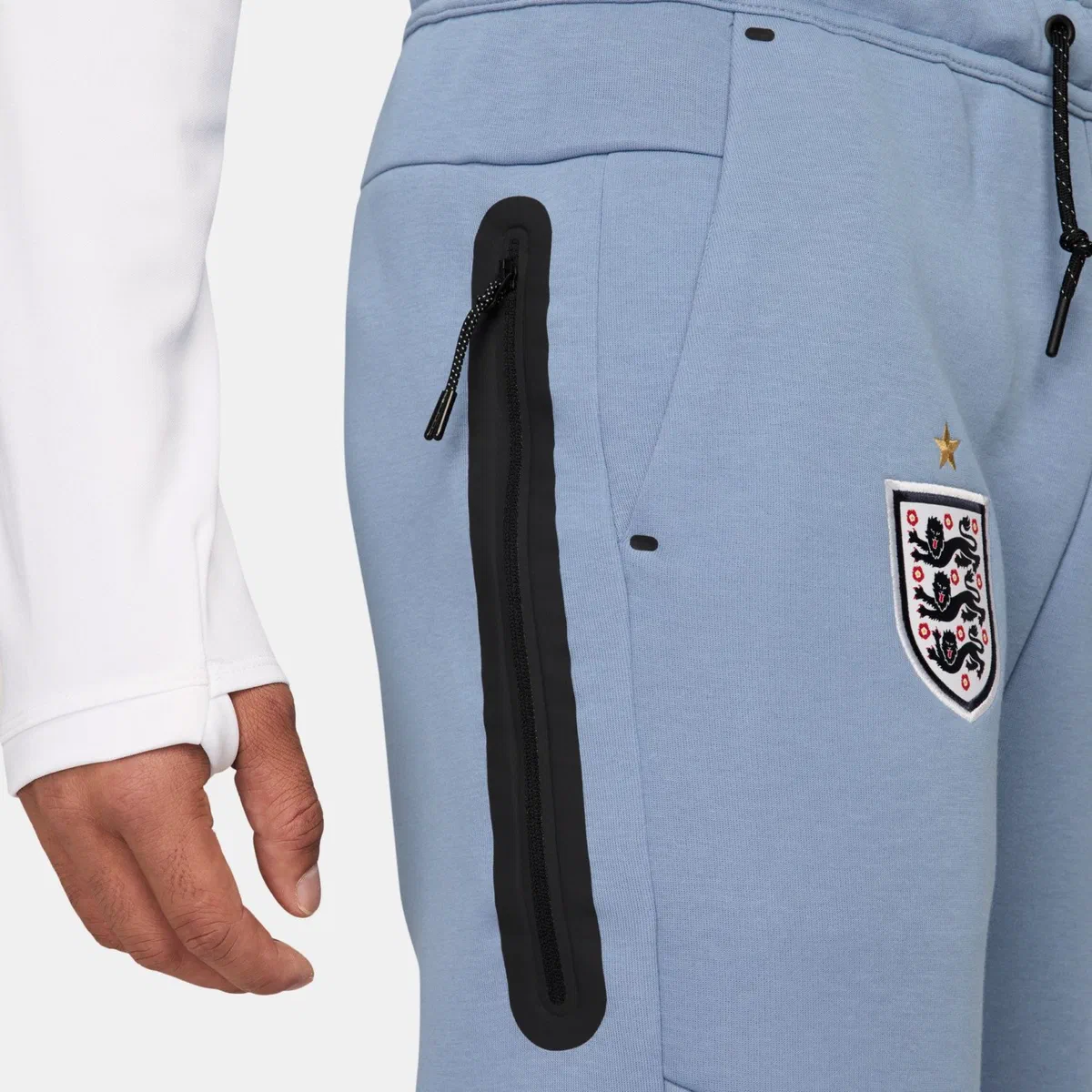 Poche zippée noire et écusson sur le pantalon Tech Fleece de l’Angleterre