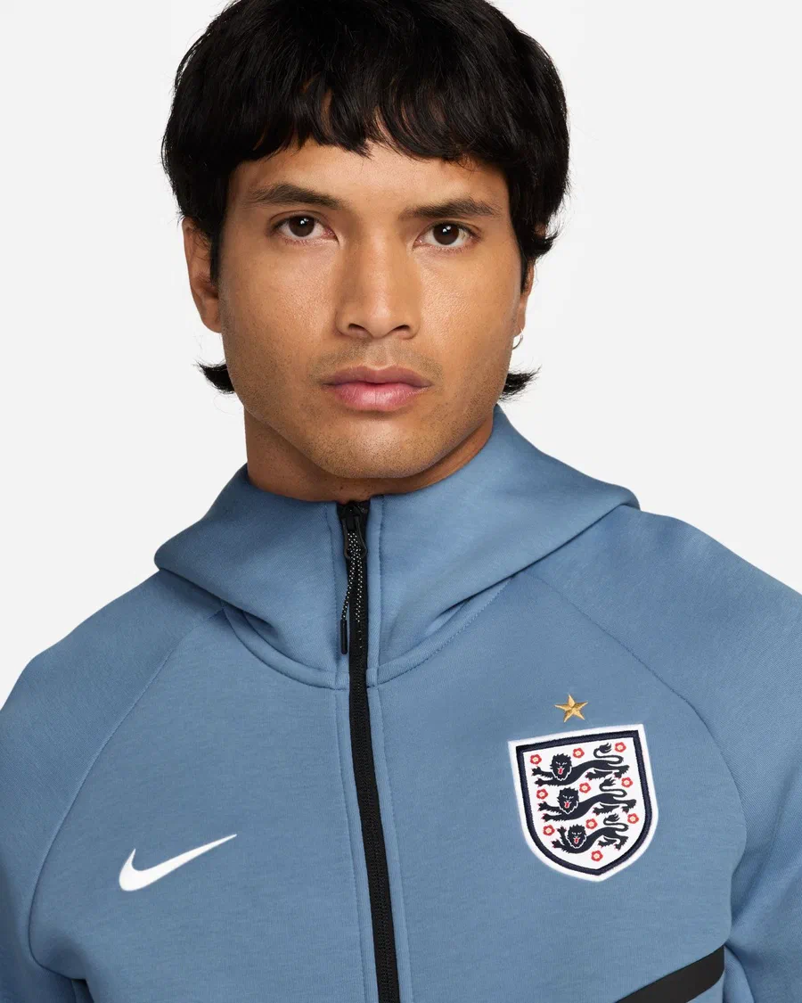 Mannequin en veste Tech Fleece bleu gris de l'Angleterre, écusson aux trois lions