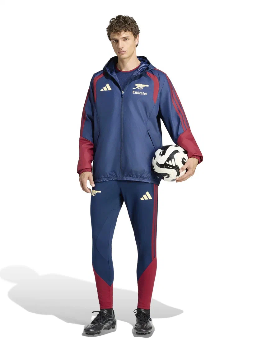 Mannequin en veste imperméable bleue à manches rouges et pantalon bleu à bas de jambe rouge d'Arsenal