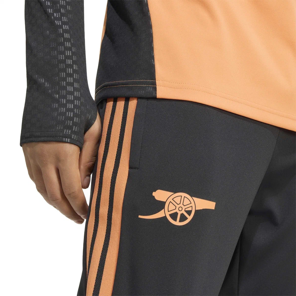 Bandes orange et canon brodé sur le pantalon Arsenal noir
