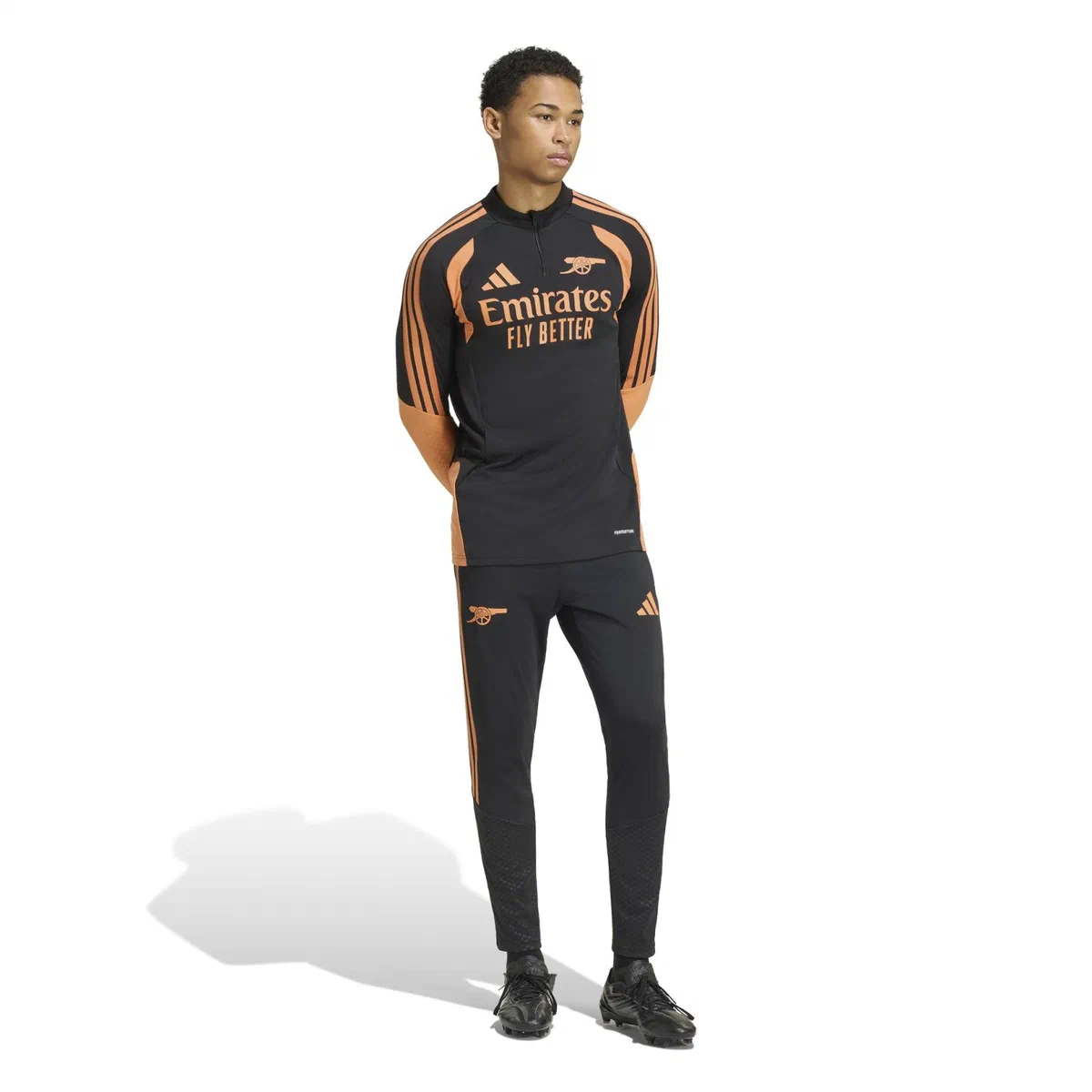 Mannequin en tenue d’entraînement Arsenal noire et orange, de la tête aux pieds
