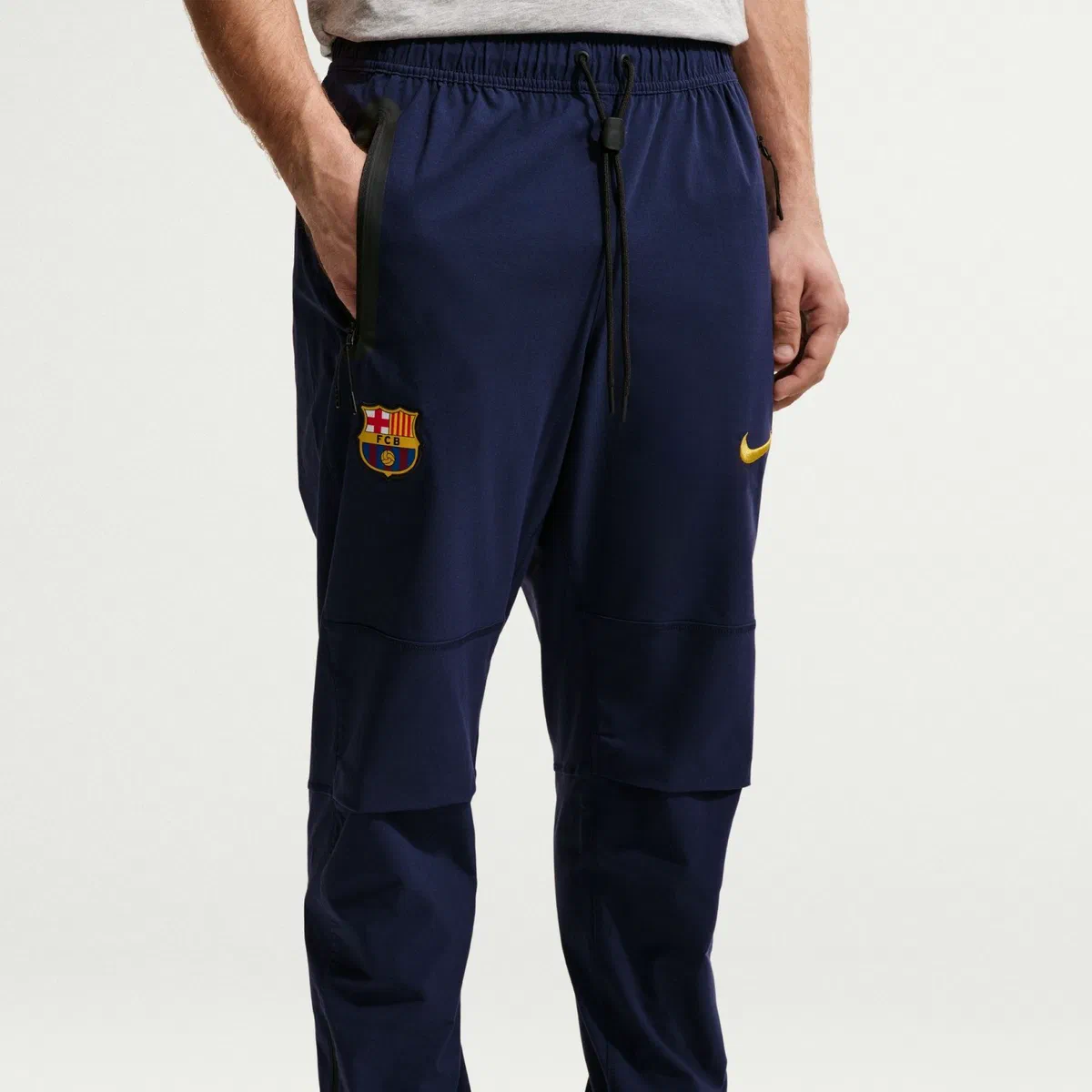 Pantalon tissé bleu marine du Barça porté, écusson et virgule dorée