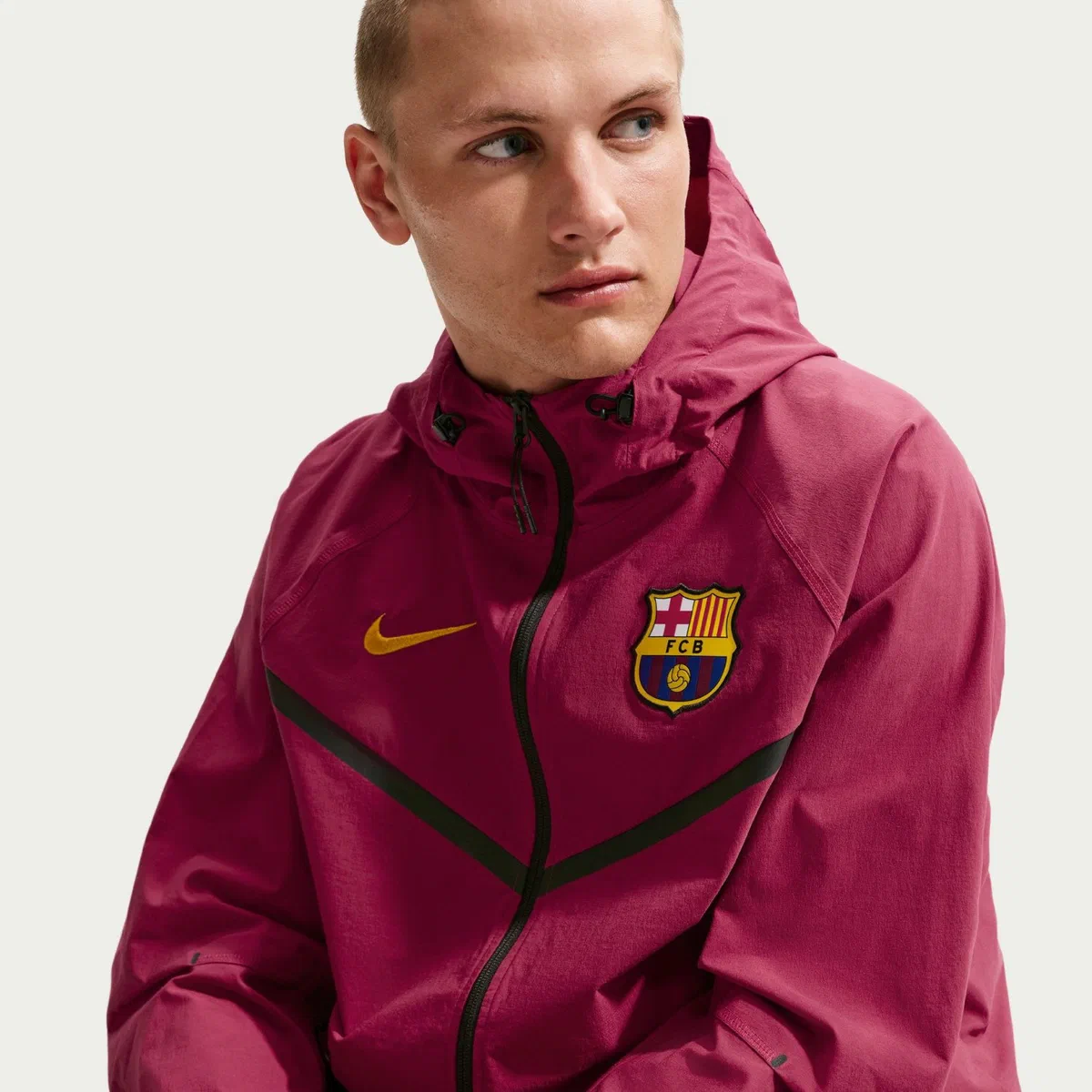 Veste Tech Woven grenat du Barça portée, capuche relevée en arrière, virgule dorée