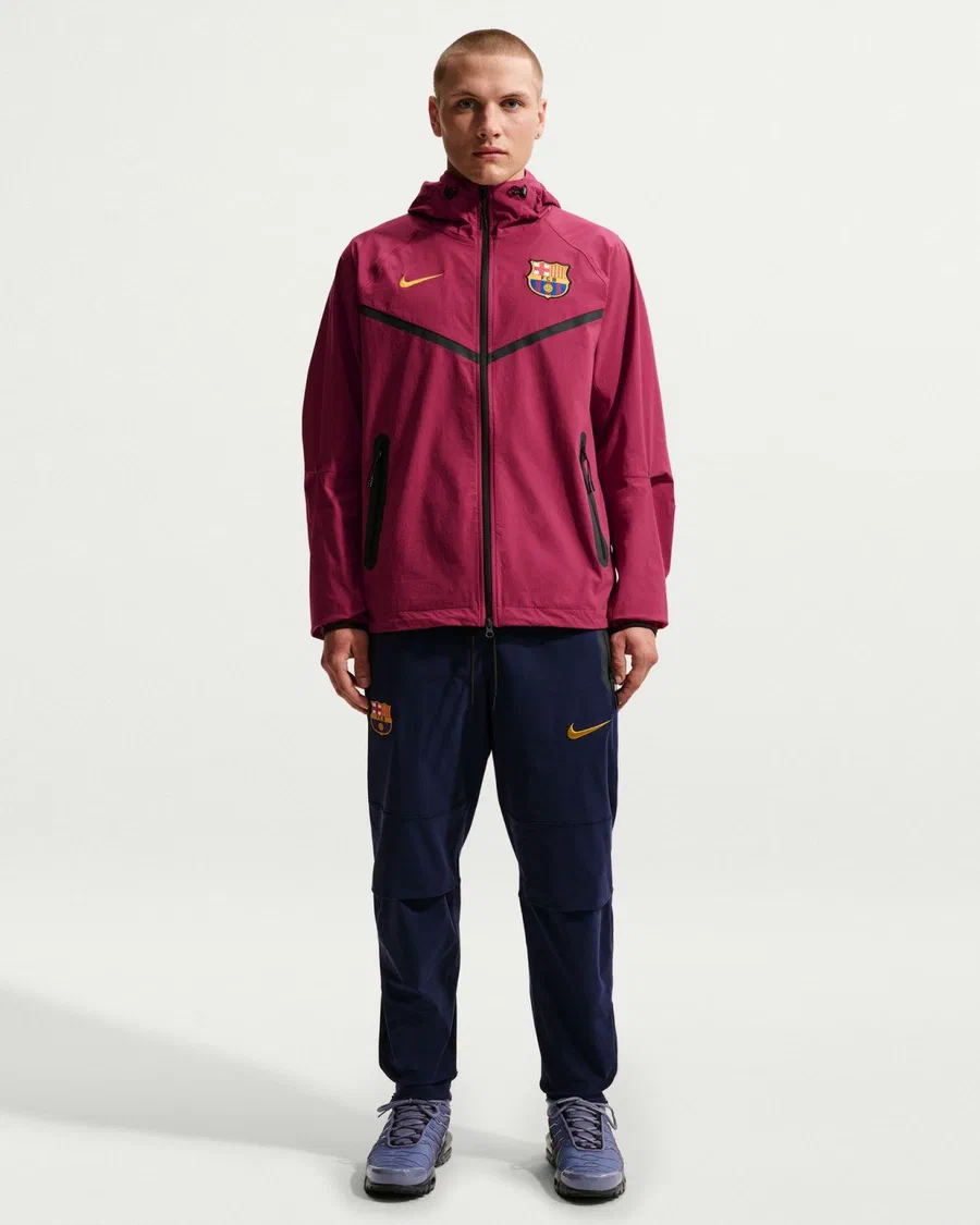 Mannequin en veste tissée grenat à capuche et pantalon tissé bleu marine du FC Barcelone