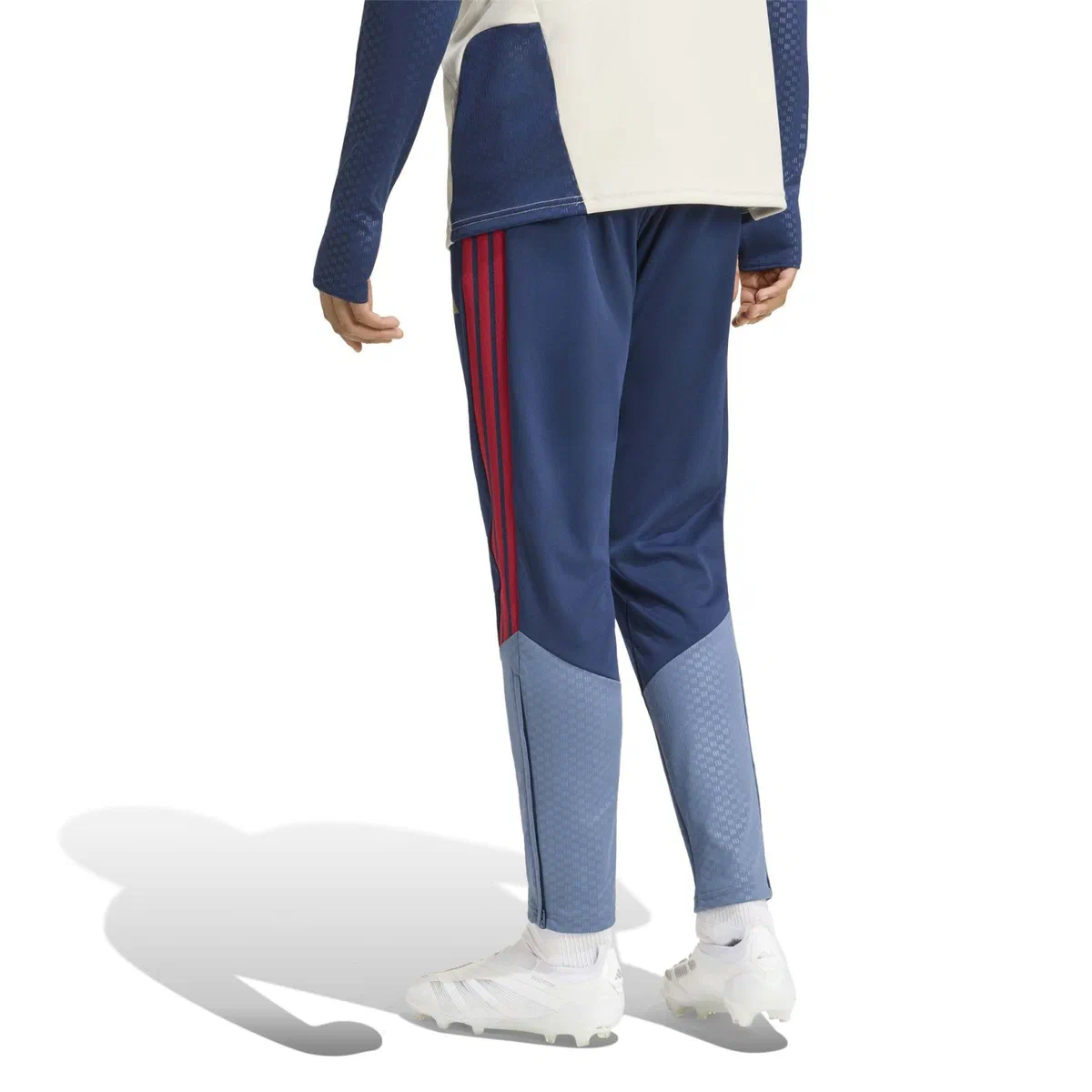 Pantalon bleu marine du Bayern porté, bas de jambe bleu gris