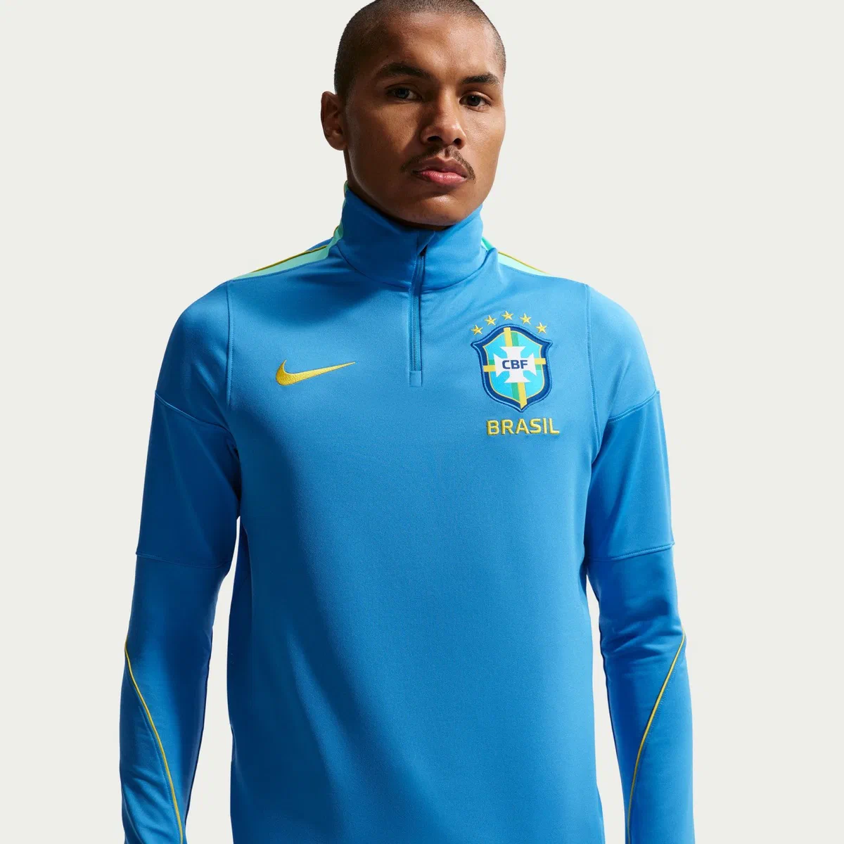 Sweat Strike bleu ciel du Brésil, écusson et virgule jaune