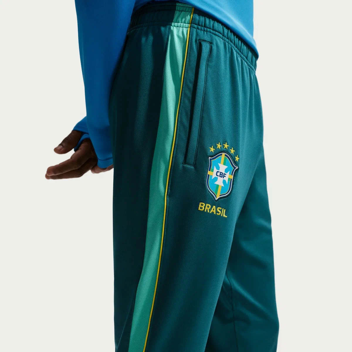 Pantalon Strike vert du Brésil porté, liseré jaune et écusson