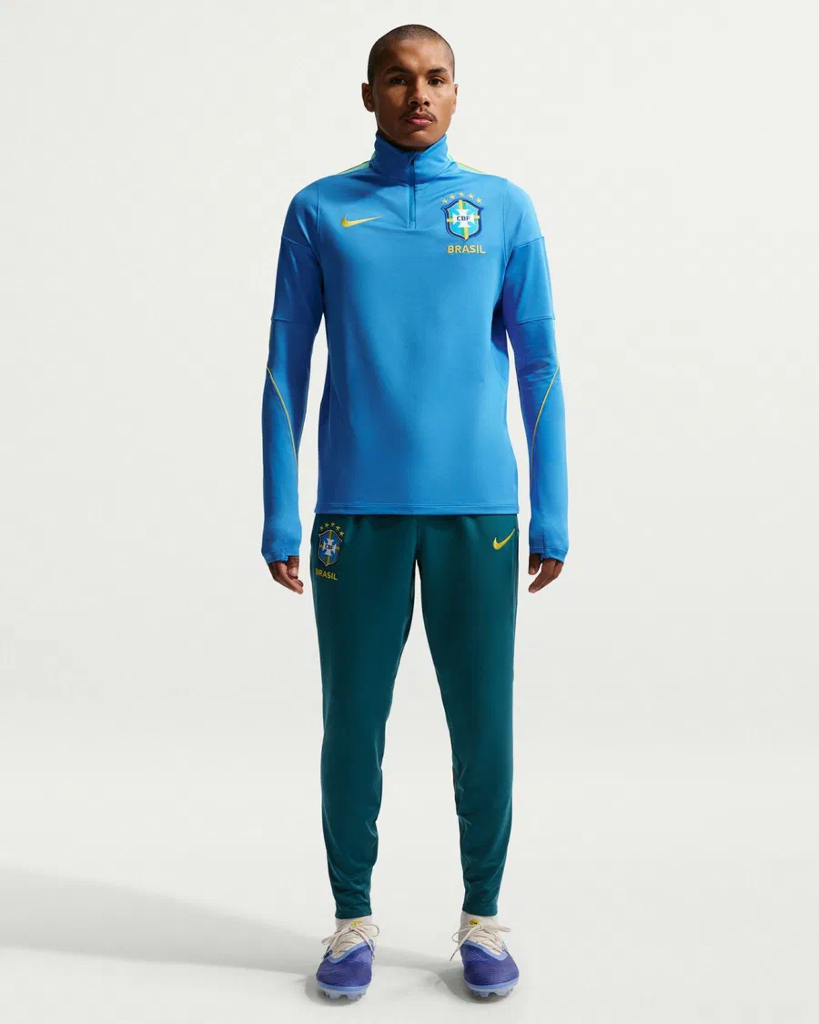 Mannequin en sweat Strike bleu ciel et pantalon Strike vert foncé du Brésil, en pied