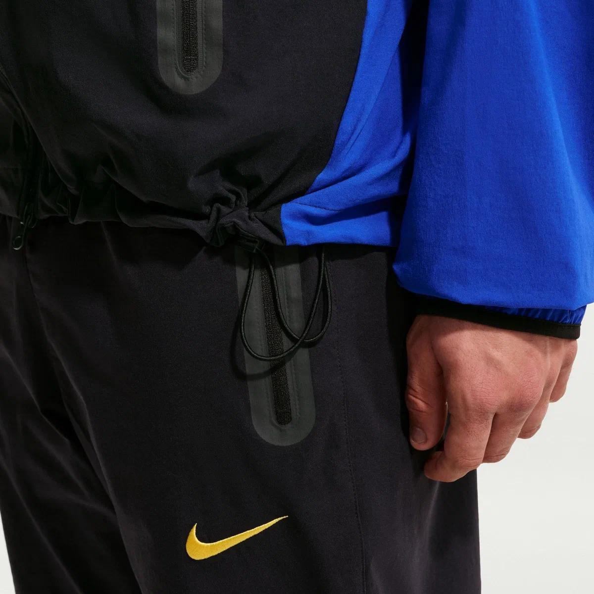 Bas de la veste tissée Chelsea, cordon de serrage et virgule jaune sur le pantalon