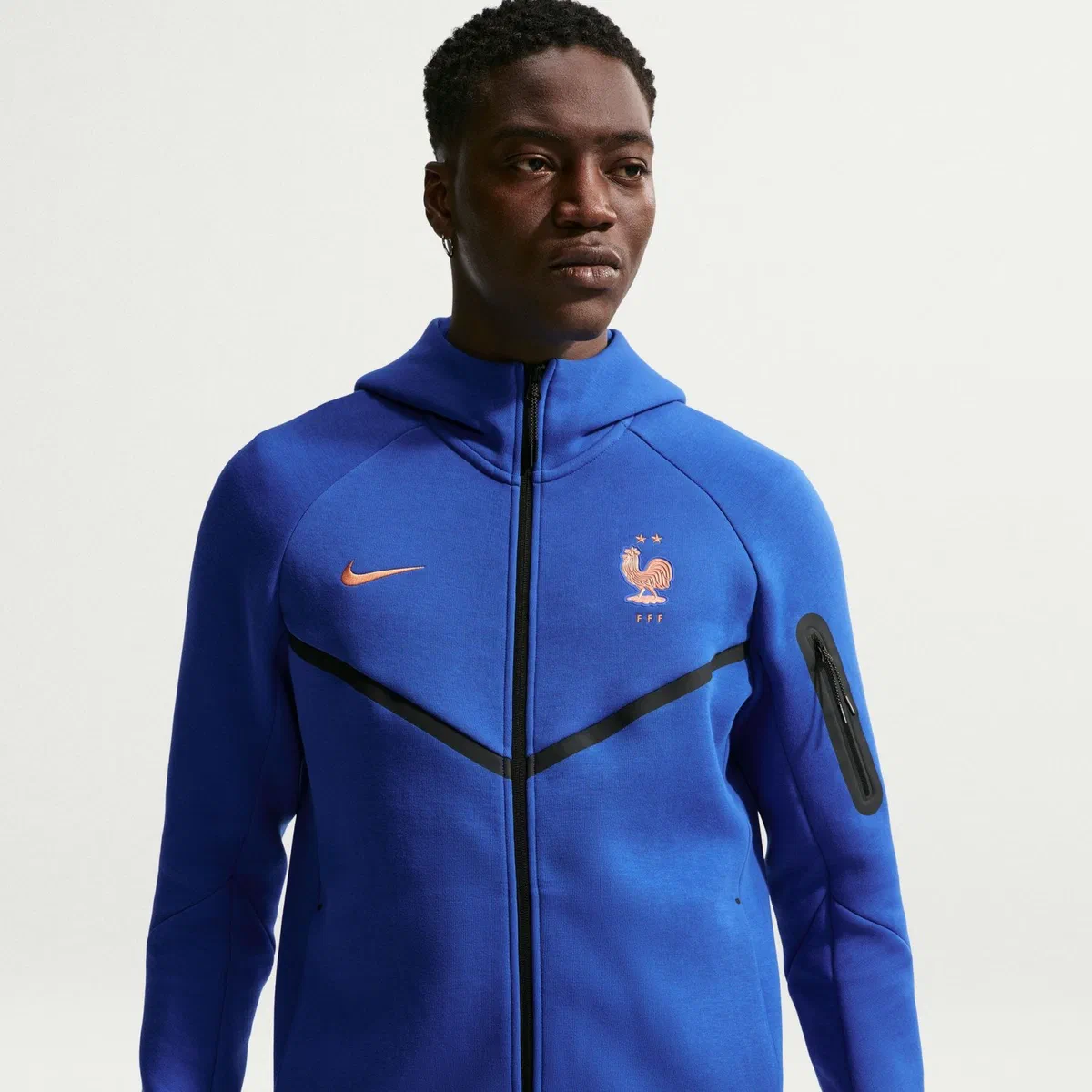 Veste Tech Fleece bleue de l&rsquo;équipe de France portée, coq et virgule cuivre