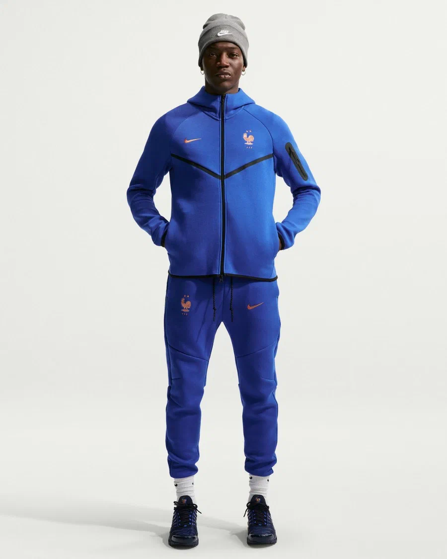Mannequin en veste et pantalon Tech Fleece bleus de l'équipe de France, bonnet gris