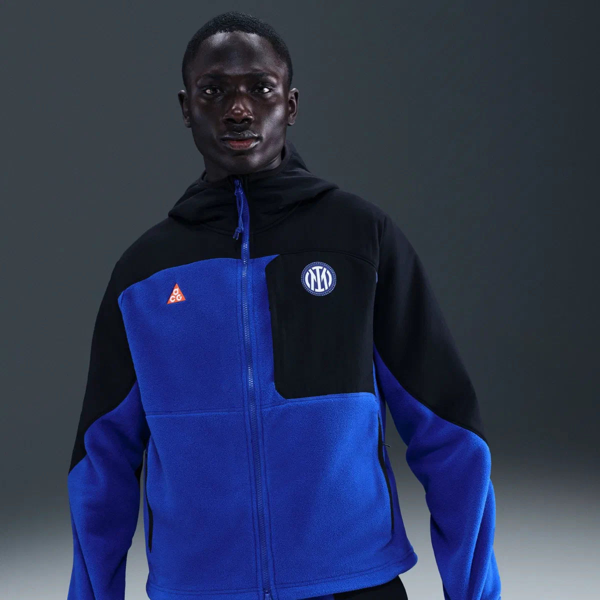 Gros plan de la veste polaire Inter x ACG, logo ACG et écusson