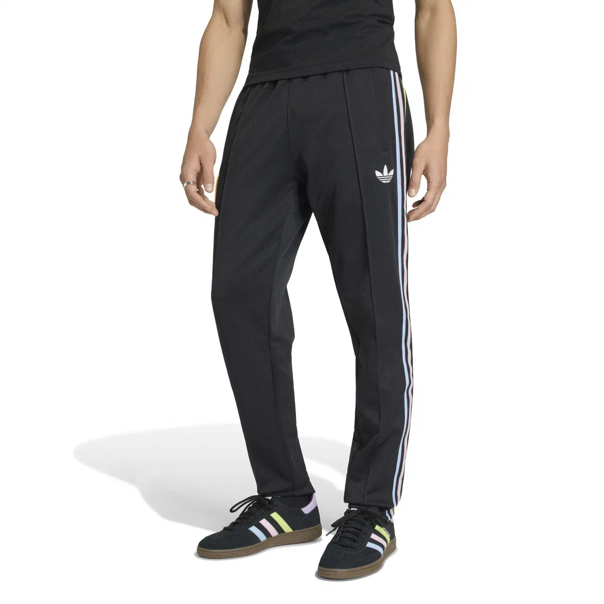 Pantalon Originals noir du Japon porté, bandes claires