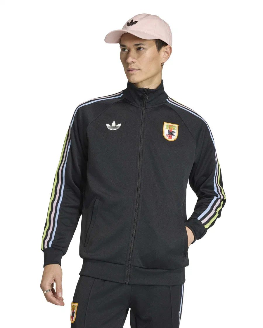 Mannequin en veste Originals noire du Japon à bandes claires et pantalon noir assorti, casquette rose