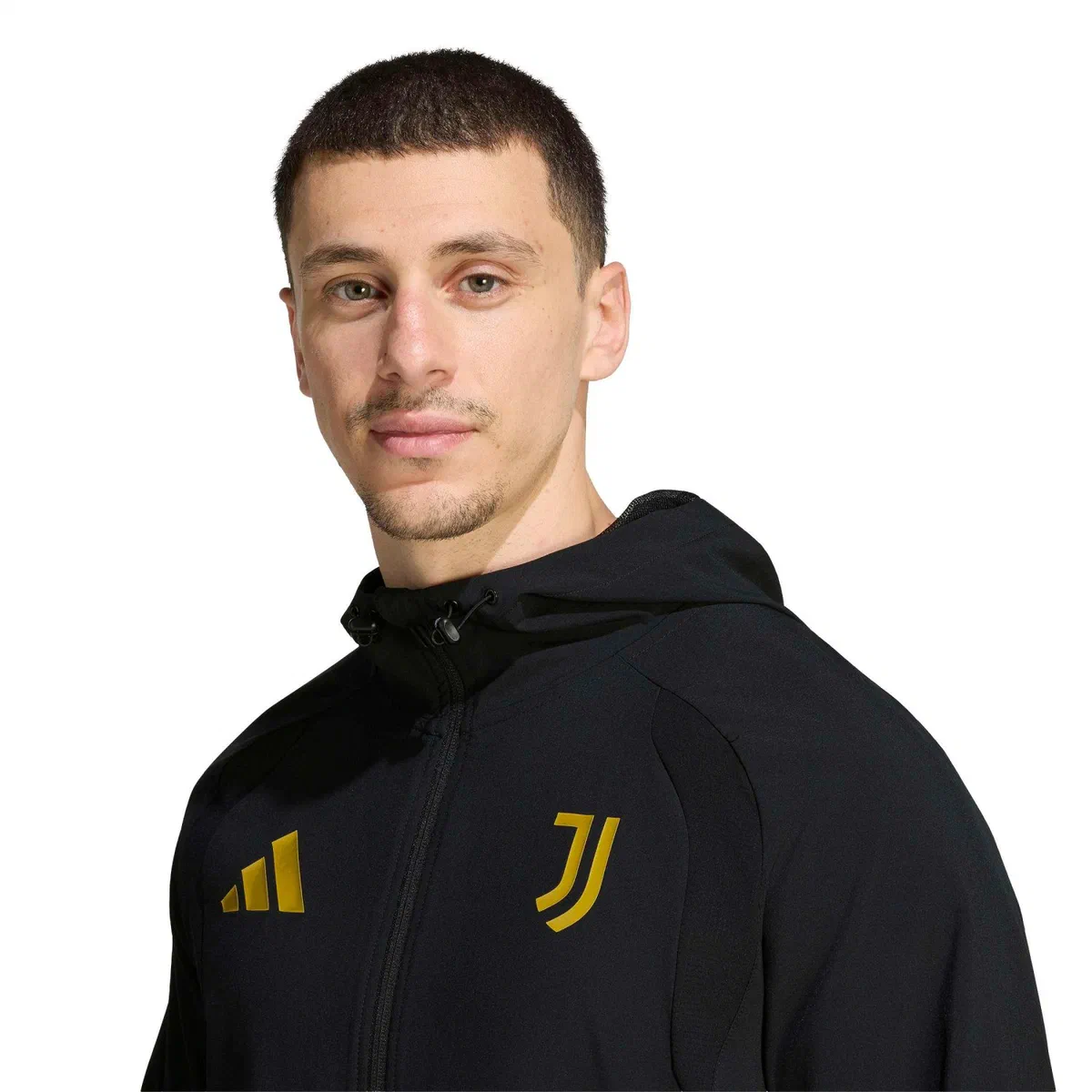 Gros plan de la veste Travel noire de la Juventus, J doré