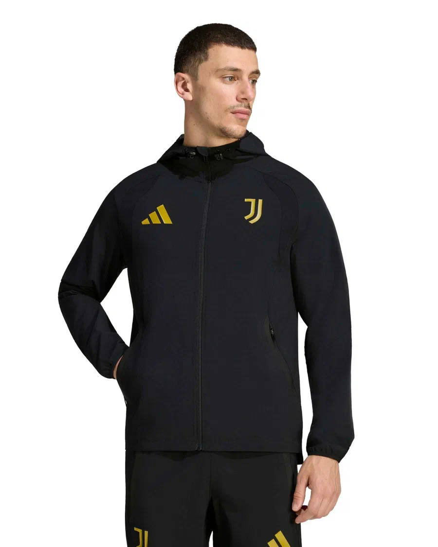 Mannequin en veste Travel noire à capuche de la Juventus et pantalon noir, logos dorés