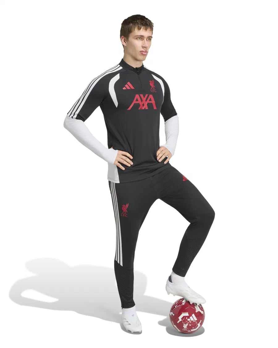 Mannequin en sweat d'entraînement noir à manches blanches de Liverpool et pantalon noir, pied sur un ballon