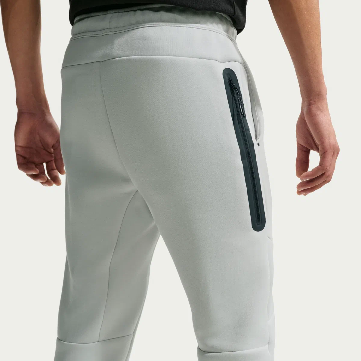Poche zippée noire du pantalon Tech Fleece des Pays-Bas