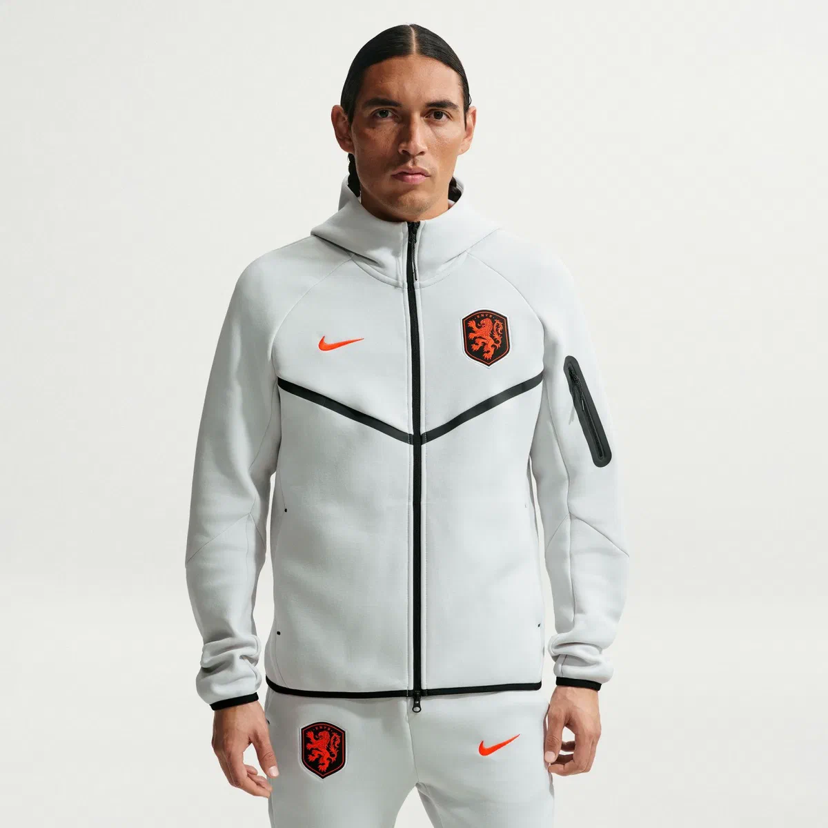 Veste Tech Fleece gris clair des Pays-Bas portée, lion orange