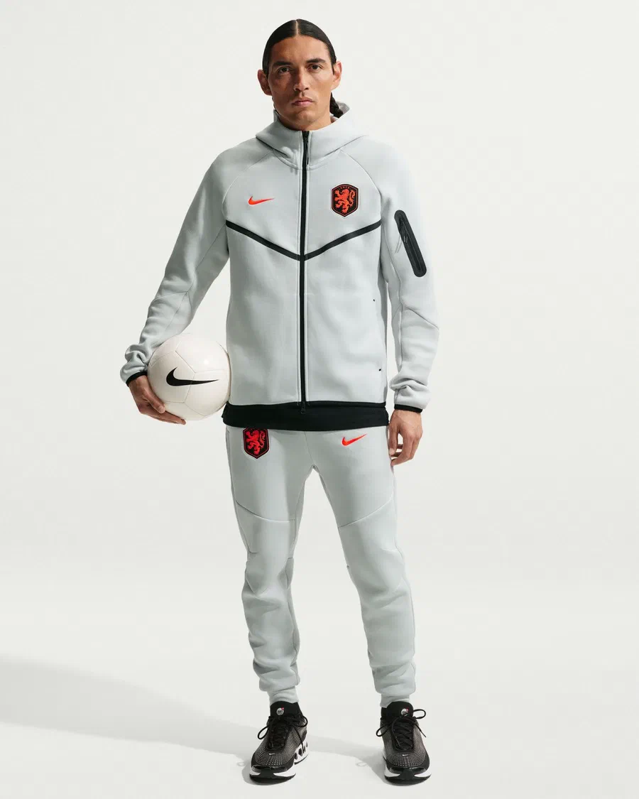 Mannequin en veste et pantalon Tech Fleece gris très clair des Pays-Bas, ballon sous le bras