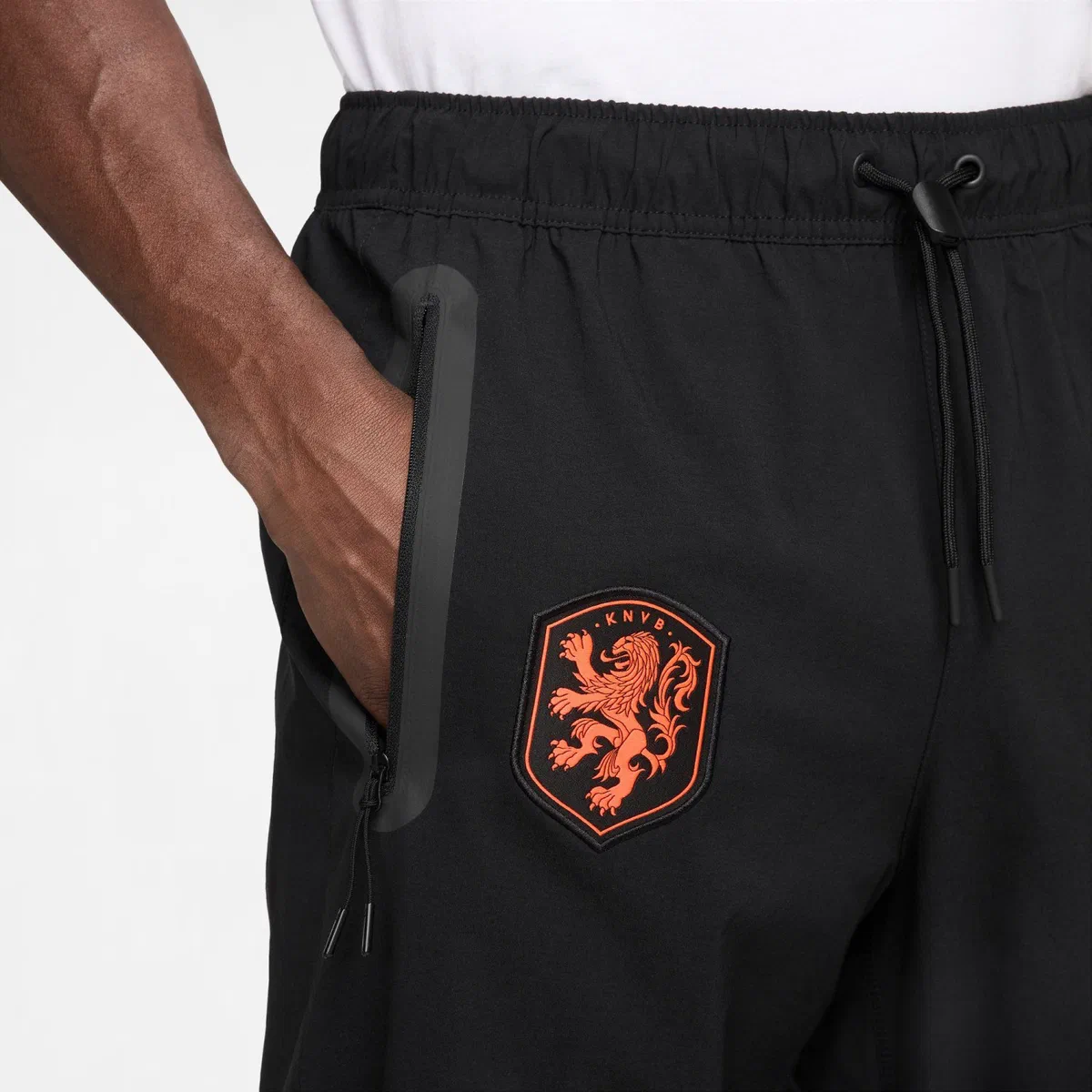 Lion orange brodé sur le pantalon tissé noir des Pays-Bas