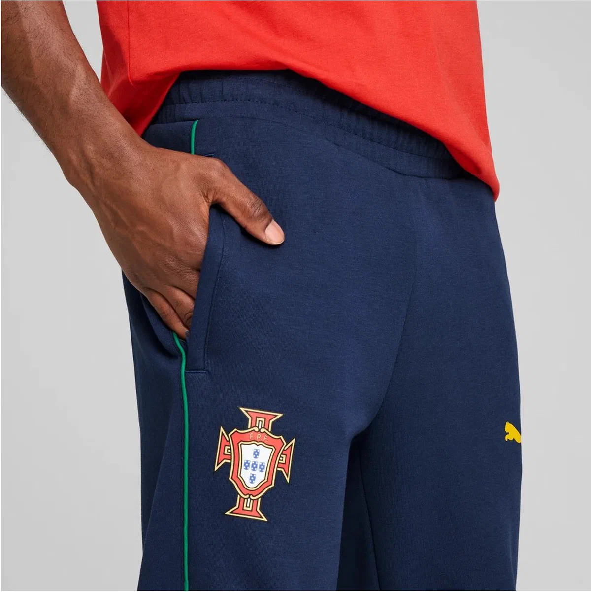 Pantalon Casuals bleu marine du Portugal, écusson