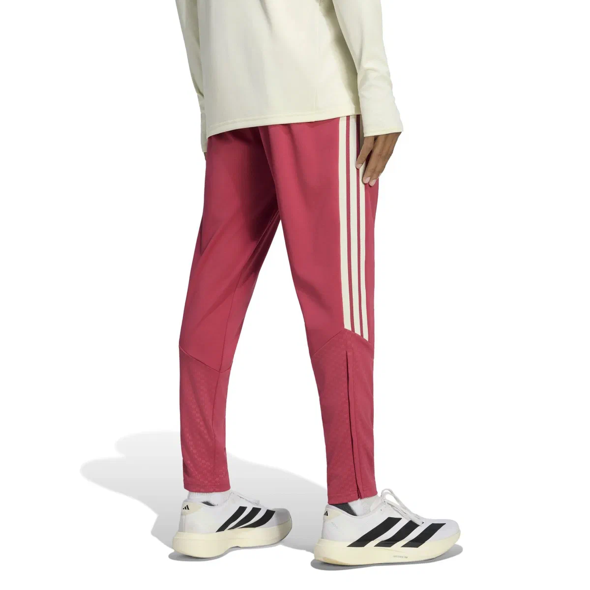 Pantalon framboise à bandes ivoire du Real Madrid porté