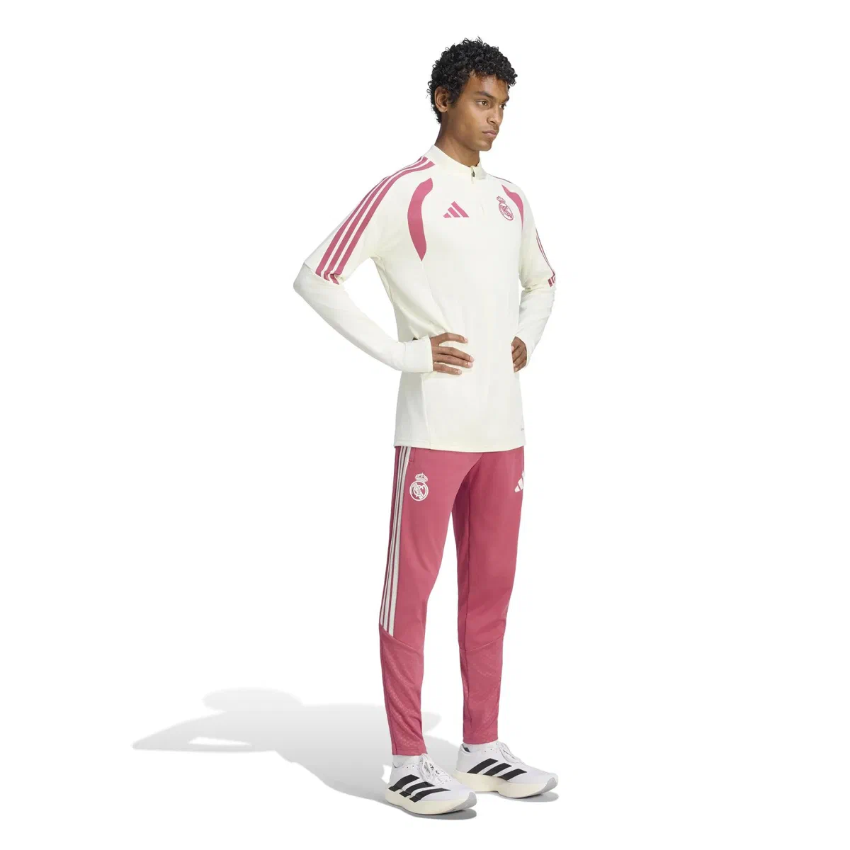 Sweat ivoire et pantalon framboise du Real Madrid portés, en pied