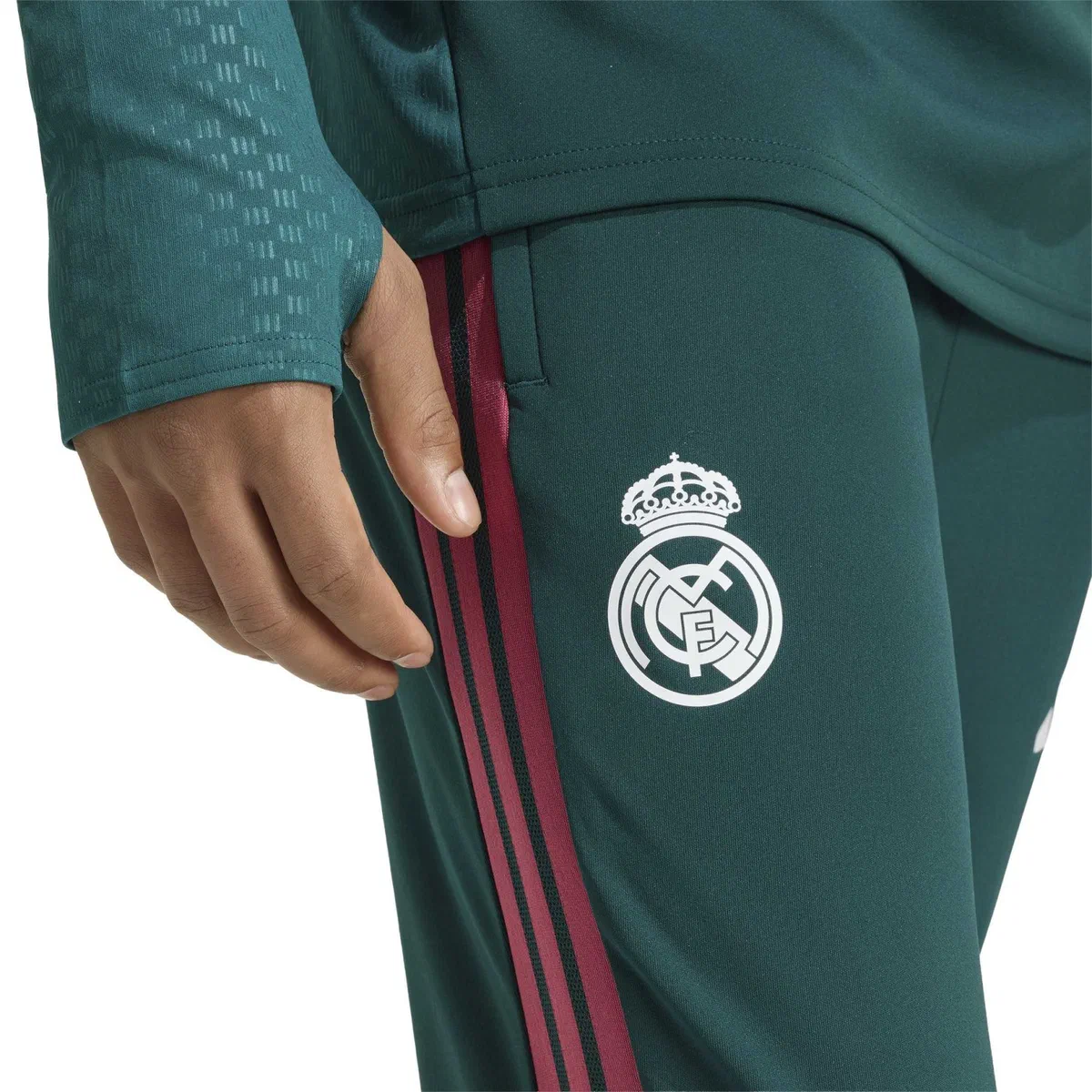 Écusson et bandes roses sur le pantalon vert du Real Madrid