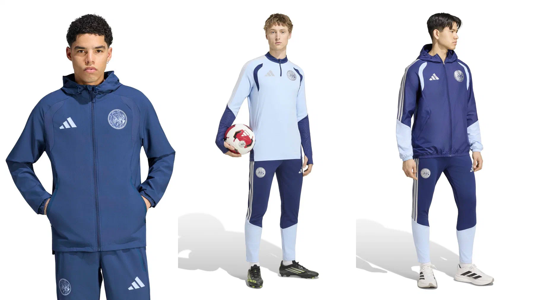 Veste à capuche Ajax bleu acier portée avec son pantalon, sweat d'entraînement bleu ciel et pantalon marine portés ballon en main, et veste imperméable marine à manches bleu ciel avec le pantalon assorti
